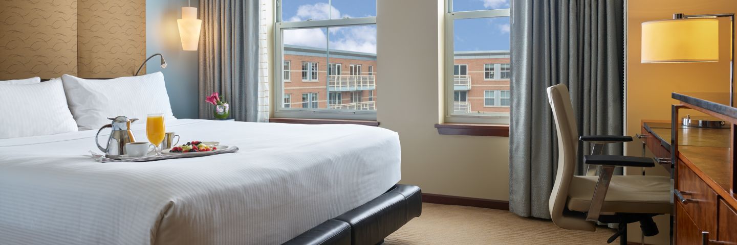 Deluxe luxury hotel rooms with queen beds - Boston